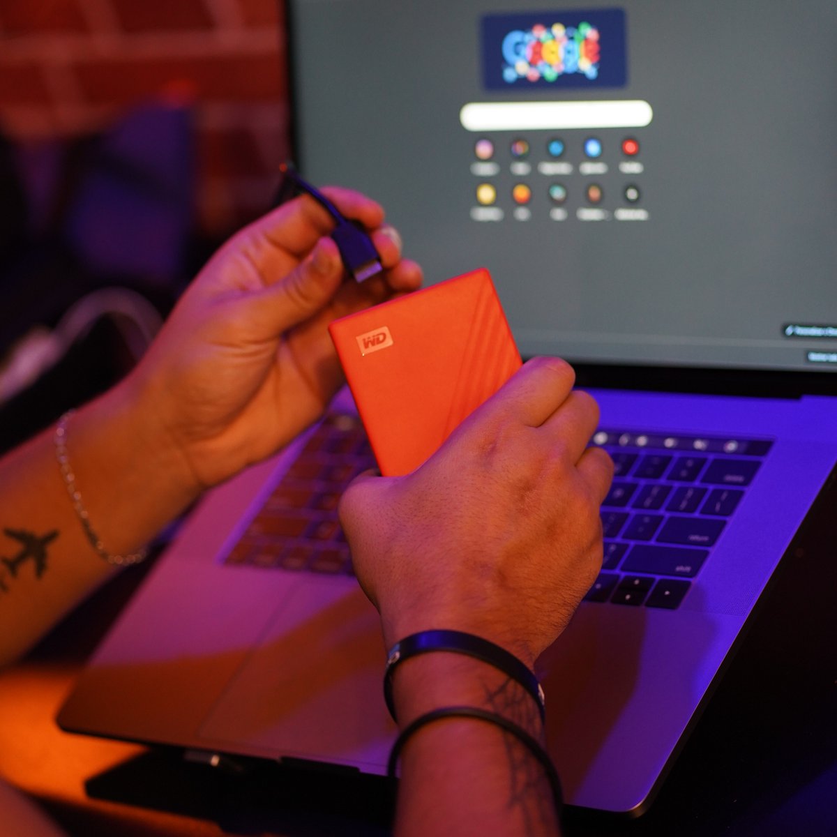 WD_Brasil's tweet photo. Seus arquivos precisam de uma proteção extra? O HD Externo WD #MyPassport conta com criptografia AES de 256 bits por hardware integrada. Basta ativar a proteção por senha e definir sua própria senha personalizada. 🔒 #BackupComWD https://t.co/1TjYZ5OOwC