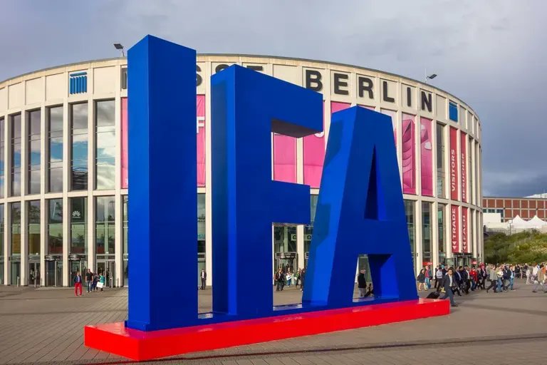 LNTecnologia's tweet photo. IFA 2022. Pantallas flexibles, plegables, gigantes o virtuales: lo que dejó la mayor feria de tecnología de Europa https://t.co/5W7tvyL3uG por @azagalsky https://t.co/p6qIy4zs9b