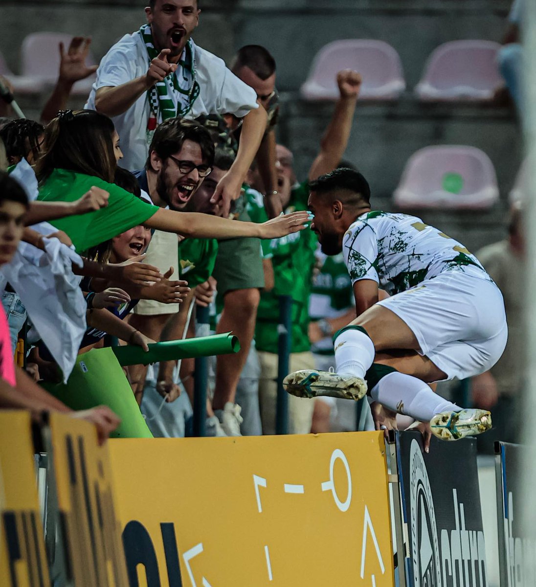 ligaportugal's tweet photo. Para os adeptos do @MoreirenseFC todas as segundas-feiras têm sido fáceis 😎

📸 Moreirense FC #LigaPortugal #LigaPortugalSABSEG #criatalento #nãopára https://t.co/mOqab31Z1v