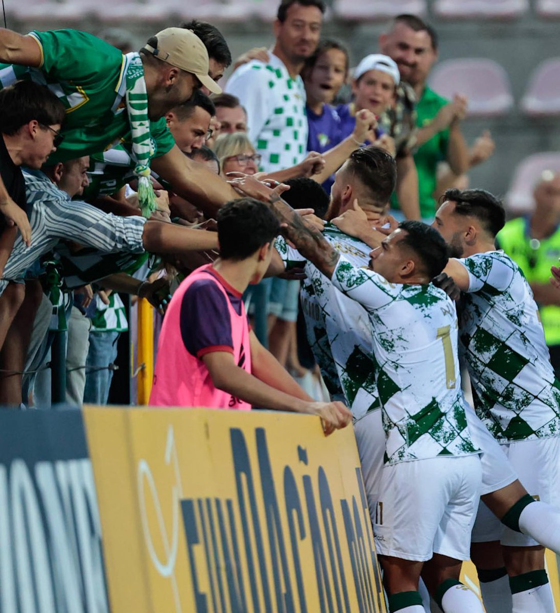 ligaportugal's tweet photo. Para os adeptos do @MoreirenseFC todas as segundas-feiras têm sido fáceis 😎

📸 Moreirense FC #LigaPortugal #LigaPortugalSABSEG #criatalento #nãopára https://t.co/mOqab31Z1v