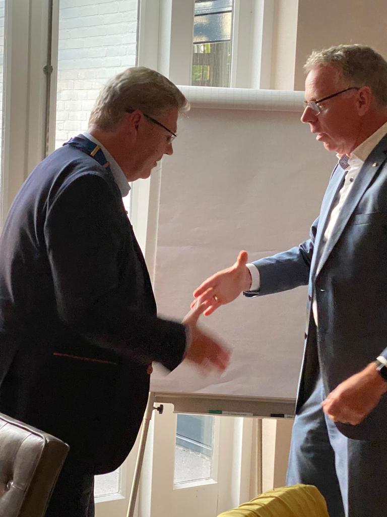 RotaryDijkWaard's tweet photo. De naam Rotary staat voor roteren, ofwel wisselen!

Tijdens een feestelijke avond werd het voorzitters-'stokje' dan ook overgedragen aan de voorzitter van '22/'23. Dank, Eric, welkom Gert-Jan! https://t.co/hHx3CB6Qxu