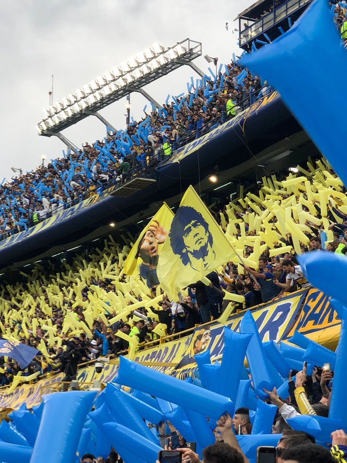 ElBosterodCuba's tweet photo. Nos gustaría resaltar un detalle del partido de ayer en la #Bombonera🔵🟡. Las Banderas que aparecieron por todo el estadio. Sencillamente espectacular.
 Abro Hilo 🧵 https://t.co/UlKKXuQvtJ