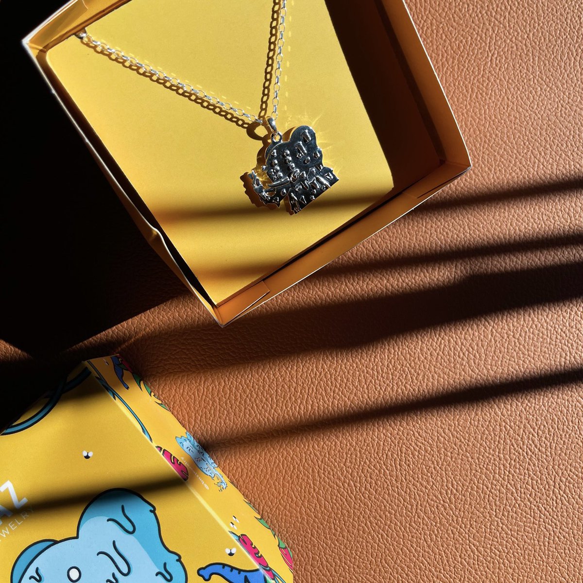 Got my chain last week but I wanted to take some proper pictures to show off how insane it is! I mean, look at the packaging!! Huge thank you again @BazJewelry x <a href="/Eljaboom/">Elja</a> x <a href="/3L3NFT/">3L3Phants 🐘</a> #3L3Herd #3L3Stampede 🥜🫶🐘