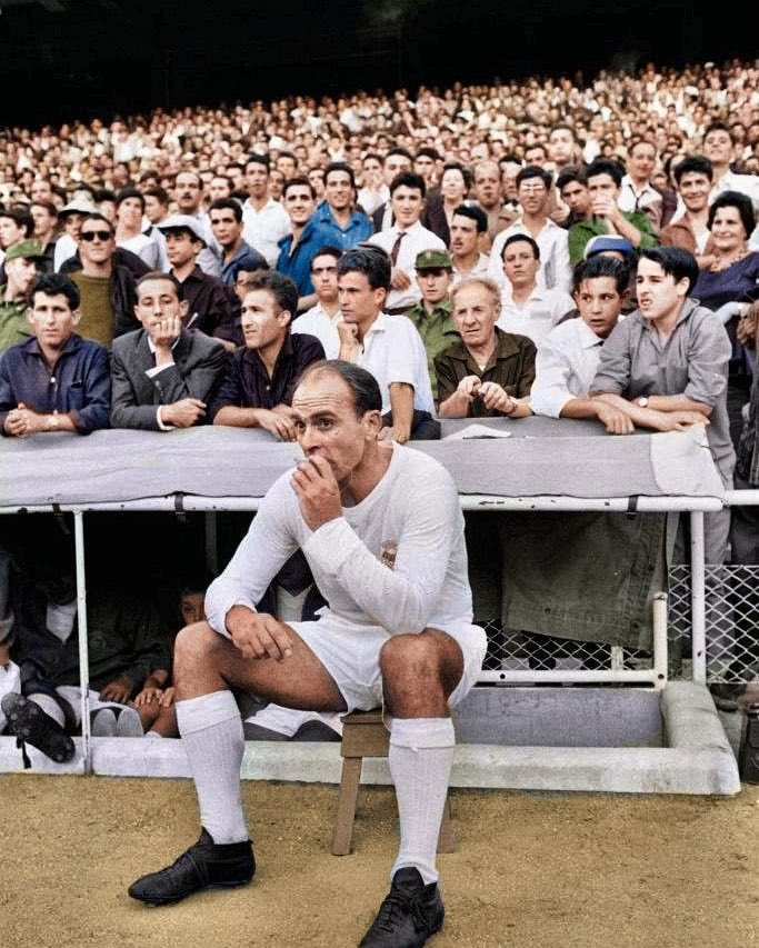 ManuHeredia21's tweet photo. Había un mito que decía que Di Stéfano estaba fumando en esta foto. Otros dicen que era otra cosa. ¿Qué os parece a vosotros? https://t.co/5EFteLxZOA