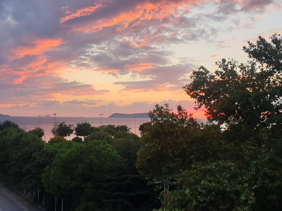 BirsenElibol's tweet photo. "Sen hep gülümse ki yüreğinin güzelliği gülüşlerinde canlansın…" https://t.co/OXyrty7WjS