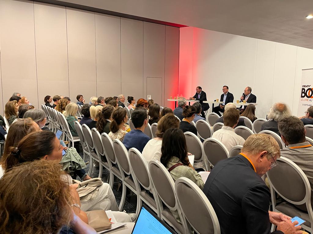 CreativBook's tweet photo. [EN LIVE]
La conférence "La crise du #papier et les conséquences sur l'#édition de #livres" a commencé à #creativbook !
Animée par @pierrebarki #BARKI, @pascallenoir @SNE et @phvanheste @GROUPEPRENANT

#print #impression #édition #livre #papetiers #éditeurs #imprimeurs https://t.co/q5uvO49IDd