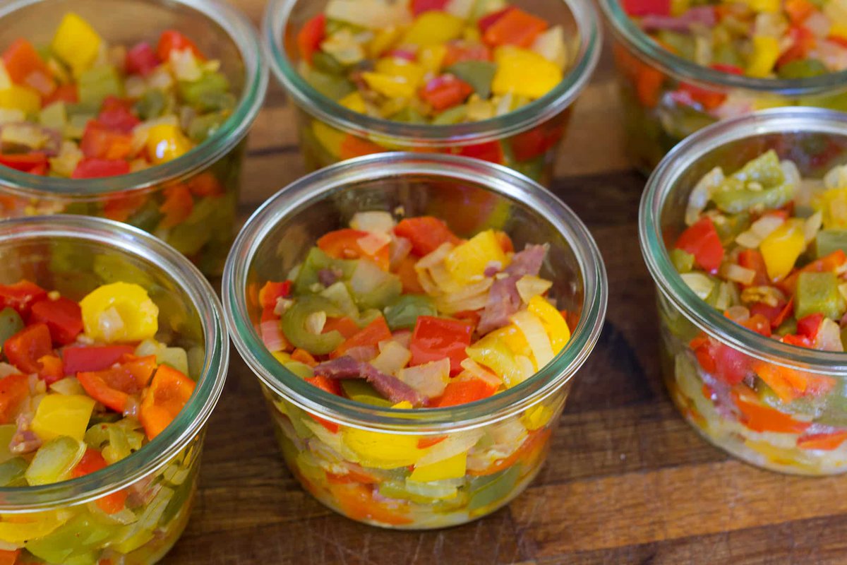 HeleneDelizioso's tweet photo. C'est encore la saison des poivrons alors on en profite pour préparer des bocaux de poivrons cuisinés pour en profiter tout l'hiver !

https://t.co/8FYThBn0OZ https://t.co/mDMM63Ooam