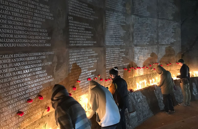 Con diversos actos y manifestaciones miles de chilenos conmemoraron el 49 aniversario del 11 de septiembre de 1973, Uno de los espacios donde se realizan todos los 11 de septiembre diversas actividades en memoria de los caídos, es el museo Villa Grimaldi villagrimaldi.cl/noticias/resca…
