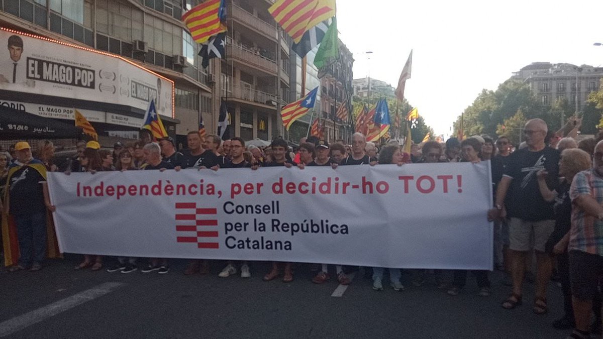 OAbsolucio's tweet photo. Molt agraït d'haver estat a la pancarta del @ConsellxRep a l'11S. Guanyem! ✊✊ https://t.co/DYz2Ltioaf