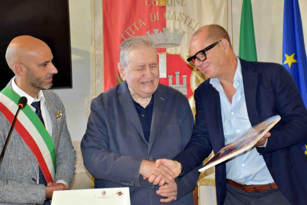pictografia's tweet photo. Sabato 10 settembre 2022, Vincenzo Mollica diventa cittadino onorario di Città di Castello.
Stefano e Francesca Lazzari di Bottega Tifernate hanno omaggiato il colto giornalista con una pictografia a fresco su calce dello "Sposalizio della Vergine" di Raffaello Sanzio. https://t.co/WyIxbiyc10
