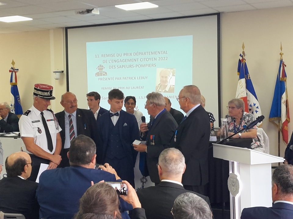 L’association de l'Ordre national du mérite a remis le prix engagement citoyen à Samuel COQUEREL #JSP Pilat-Rhodanien, pour avoir pratiqué les premiers gestes de secours dans l’attente des #pompiers @sdis73 lors de l’accident entre un TER et un véhicule en Savoie. Bravo à lui !