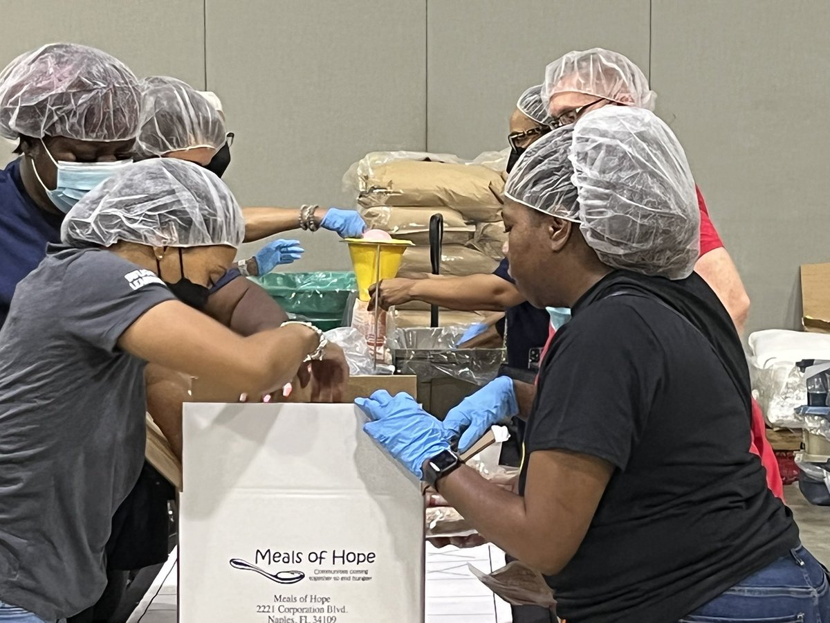 jcranman's tweet photo. Celebrating 9/11 day with 500 volunteers packing 150,000 meals for the Atlanta Community Food Bank. #dosomethinggood https://t.co/nTvhdzLFGS