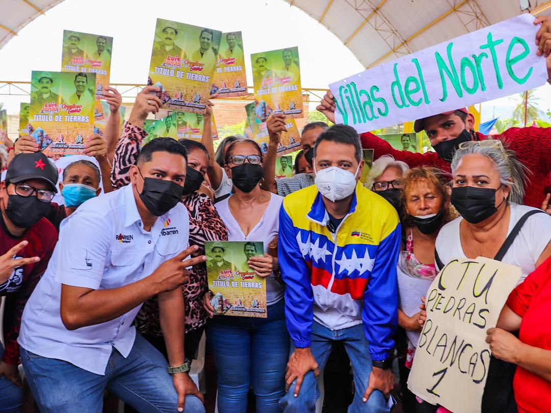 LuisJonasReyes's tweet photo. En el marco del mes de nuestra ciudad, entregamos 470 títulos de tierra a los habitantes de varias parroquias del Municipio. Por más de 30 y 40 años estuvieron a la espera de ser los dueños de los terrenos que han habitado por muchísimo tiempo. La tierra es para el pueblo! https://t.co/uOZF3hpDNM