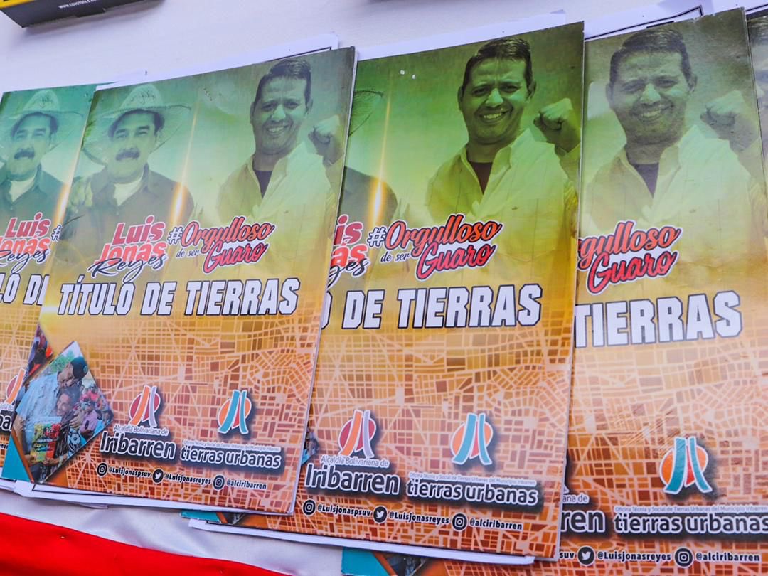 LuisJonasReyes's tweet photo. En el marco del mes de nuestra ciudad, entregamos 470 títulos de tierra a los habitantes de varias parroquias del Municipio. Por más de 30 y 40 años estuvieron a la espera de ser los dueños de los terrenos que han habitado por muchísimo tiempo. La tierra es para el pueblo! https://t.co/uOZF3hpDNM