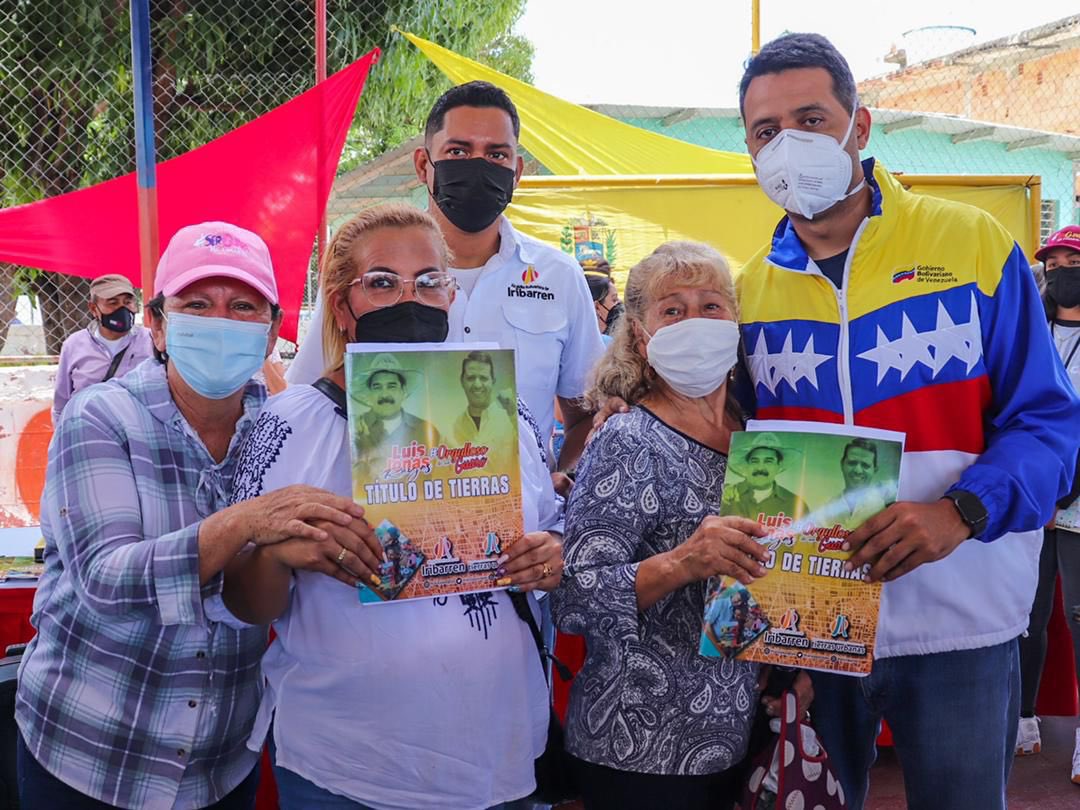 LuisJonasReyes's tweet photo. En el marco del mes de nuestra ciudad, entregamos 470 títulos de tierra a los habitantes de varias parroquias del Municipio. Por más de 30 y 40 años estuvieron a la espera de ser los dueños de los terrenos que han habitado por muchísimo tiempo. La tierra es para el pueblo! https://t.co/uOZF3hpDNM