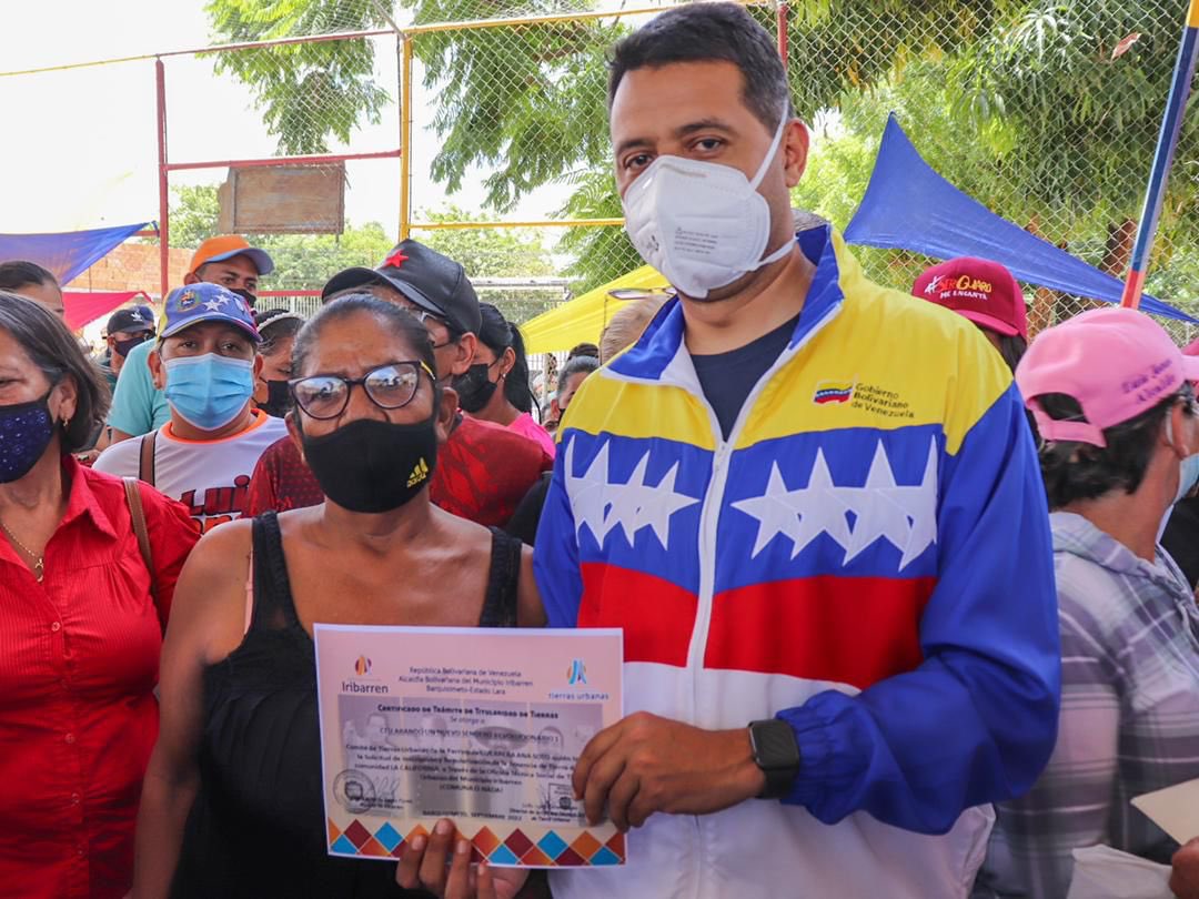 LuisJonasReyes's tweet photo. En el marco del mes de nuestra ciudad, entregamos 470 títulos de tierra a los habitantes de varias parroquias del Municipio. Por más de 30 y 40 años estuvieron a la espera de ser los dueños de los terrenos que han habitado por muchísimo tiempo. La tierra es para el pueblo! https://t.co/uOZF3hpDNM