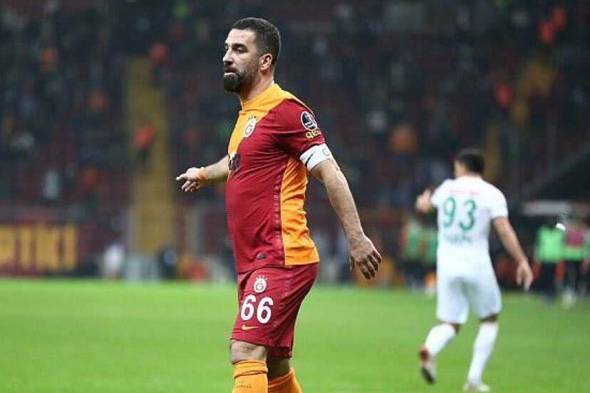 RajadoresFutbol's tweet photo. Se retira una leyenda, Arda Turan. Larga vida a los díscolos jugones con problemas con la justicia, escándalos varios y tendencia a estar pasadetes de peso. En su honor, hoy me ceno un durum mixto y me veo el vídeo de cuando le tiró la bota al linier. https://t.co/tcKfJnMyJk