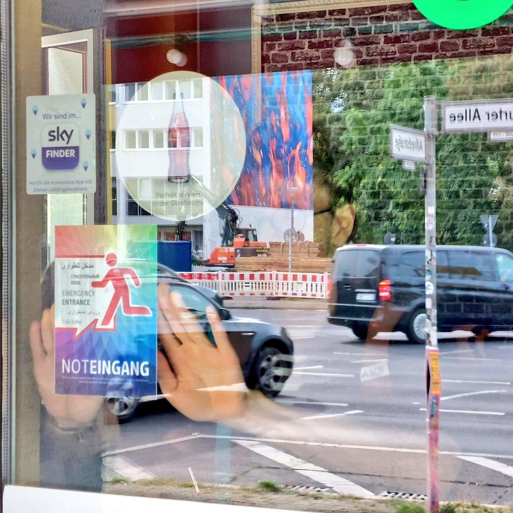 AmadeuAntonio's tweet photo. "Probleme mit Nazis gibt es hier die ganze Zeit, klar bin ich da dabei! Berichetet uns ein Späti-Besitzer in #Lichtenberg, deswegen ist es umso wichtiger, dass es die #AktionNoteingang gibt! Und zack ist ein neuer #Noteingang geboren. Gemeinsam schaffen wir Schurzräume! https://t.co/uNdPvyzCSn