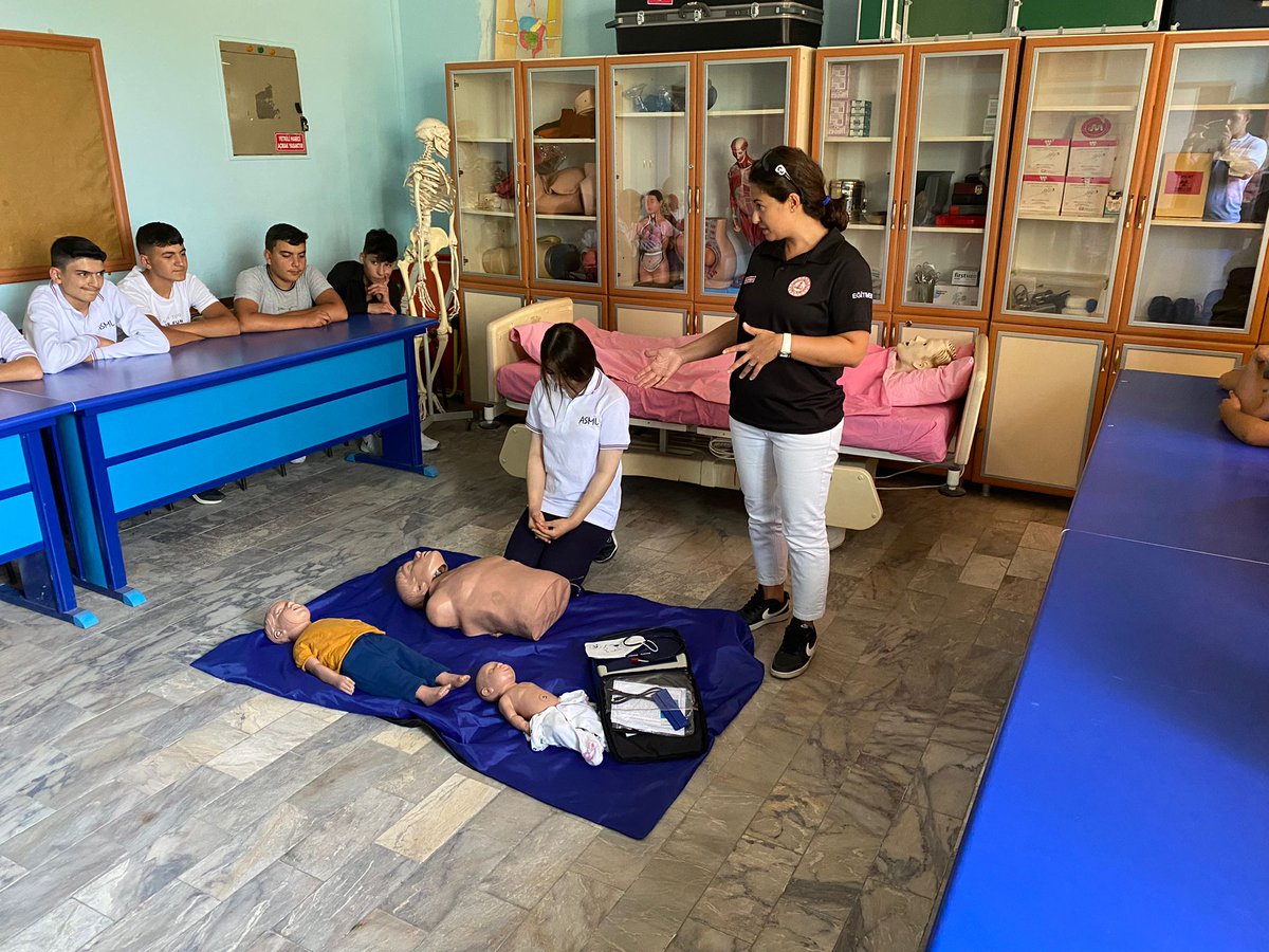 #Dünyailkyardımgünü 
Çorum İyem tarafından İlk Yardım Günü kutlamalarına Alaca ilçemizde de devam edilmektedir. <a href="/OzilLevent/">Dr. Levent Özil🇹🇷🇹🇷🇹🇷</a> <a href="/ozkan_meb/">Özkan AVCI</a> <a href="/cemalunal_/">C.ÜNAL</a> <a href="/Corum19MEM/">Çorum İl Milli Eğitim Müdürlüğü</a> <a href="/corumisgb/">Çorumisgb</a>