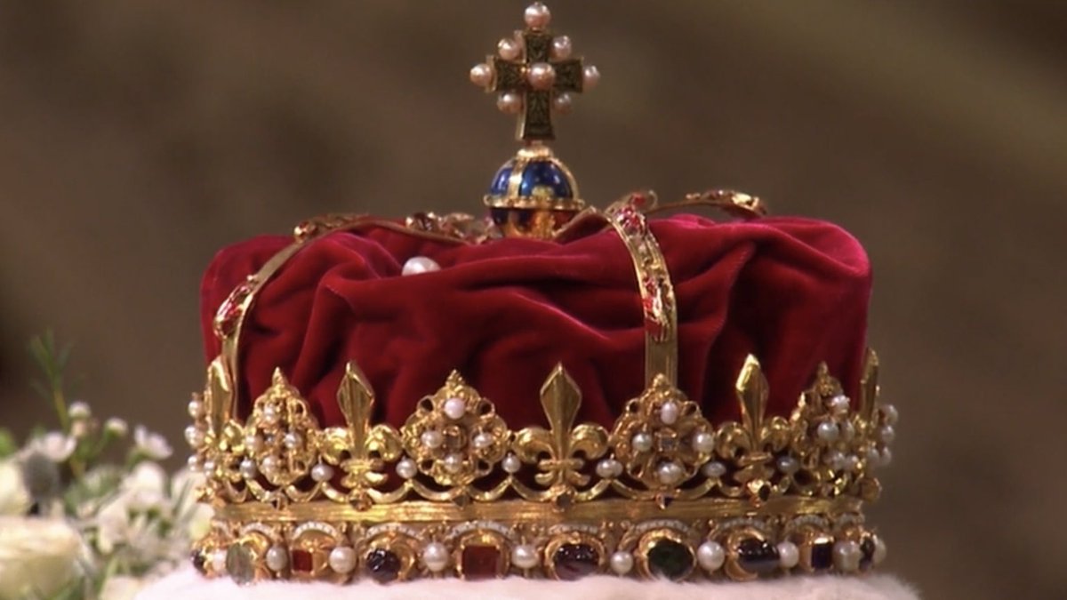 The Crown of Scotland has been placed upon Her Late Majesty’s coffin 🤍