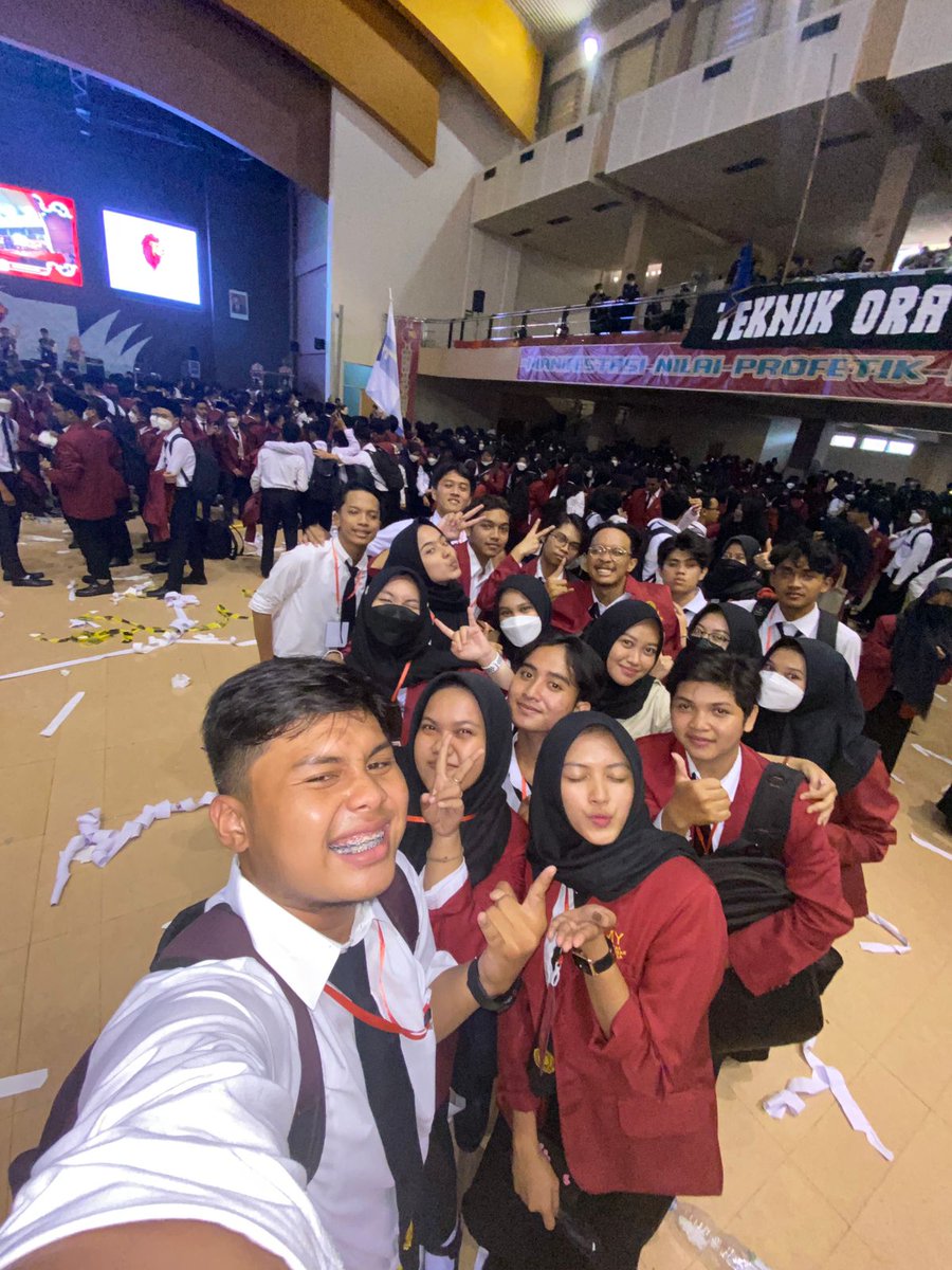 iniakuadib's tweet photo. seruu banget sii,ospek nya si capek tapi seru bangett,smogaa selanjut nya lebih seruu deh,trus ada pembelajaran nya jg,pokonya nice deh #ManifestasiNilaiProfetikMencerahkanInsanBestari 
#MATAFUMY2022
#UniversitasMuhammadiyahYogyakarta https://t.co/fcRvmz5Vrl
