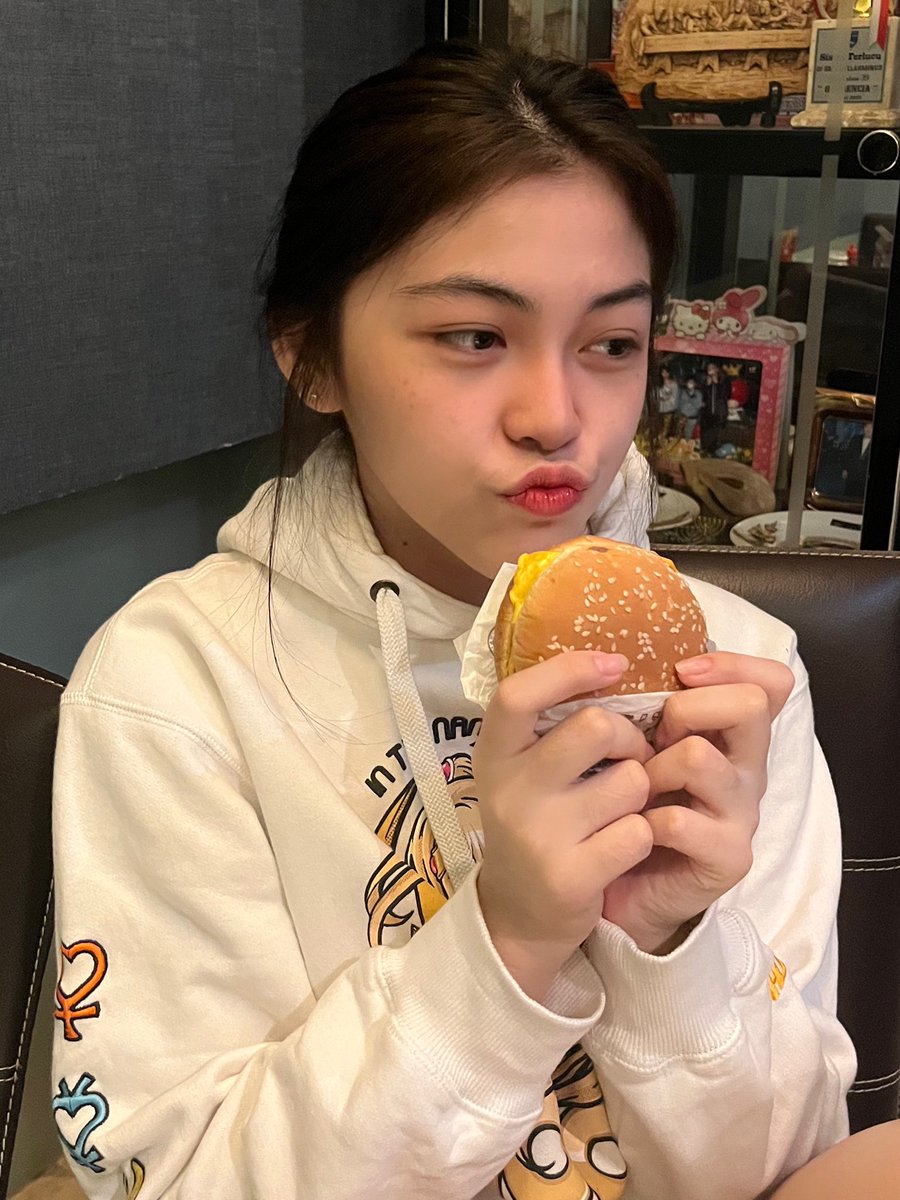 gbiyel's tweet photo. me vs 🍔 https://t.co/vUFRulq5pv