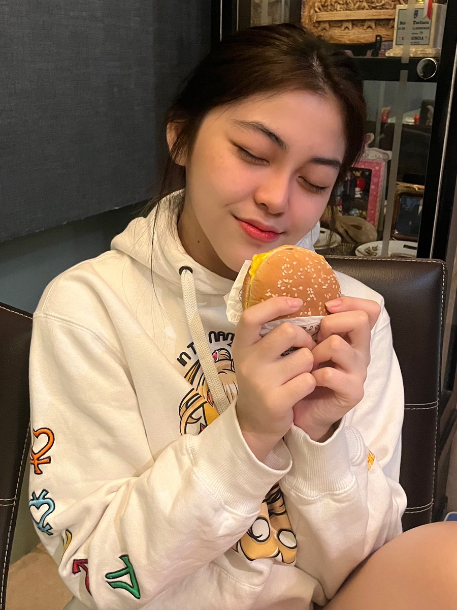 gbiyel's tweet photo. me vs 🍔 https://t.co/vUFRulq5pv