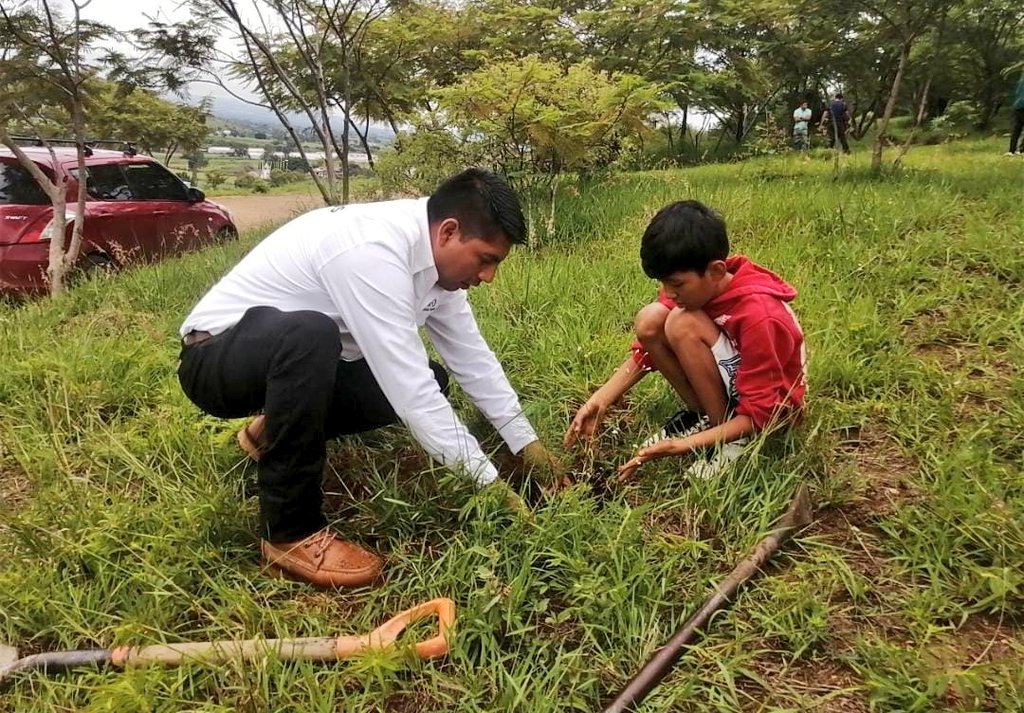 COESFO_GobOax's tweet photo. El municipio de Zimatlán de Álvarez en coordinación con la Dirección de Ecología y Medio Ambiente, organizó una reforestación  en el cerro de Yavego, donde participó la @COESFO_GobOax, con la  capacitación denominado: *Proceso integral de reforestación* @alejandromurat https://t.co/8fpaDGHJPH