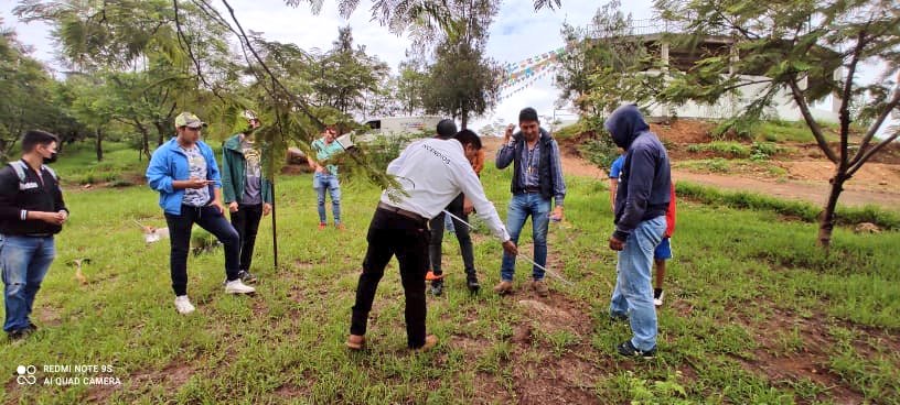 COESFO_GobOax's tweet photo. El municipio de Zimatlán de Álvarez en coordinación con la Dirección de Ecología y Medio Ambiente, organizó una reforestación  en el cerro de Yavego, donde participó la @COESFO_GobOax, con la  capacitación denominado: *Proceso integral de reforestación* @alejandromurat https://t.co/8fpaDGHJPH