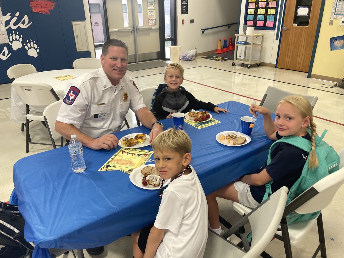 Mrs. Warren, our AMAZING counselor, organized a breakfast for our First Responders!  Thank you for keeping our community safe and for all the sacrifices you make for others!  Servant Leaders💙💙💙