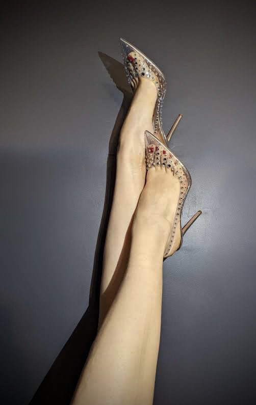 LadyMephista's tweet photo. I found the perfect frame for my precious feet. https://t.co/5ElvPfHOTo