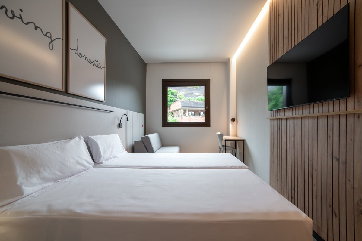 Bed4UHotels's tweet photo. 🎥¿Buscas hotel para el Festival de Cine de San Sebastián? 
👉Reserva en nuestra web y obtén un 10% de descuento en BED4U SAN SEBASTIÁN, un hotel para cinéfil@s como tu.  
👉¡Reserva ahora tu habitación! https://t.co/5NKWPF0wux

#70SSIFF #sansebastianfest https://t.co/1zWKBloDXl