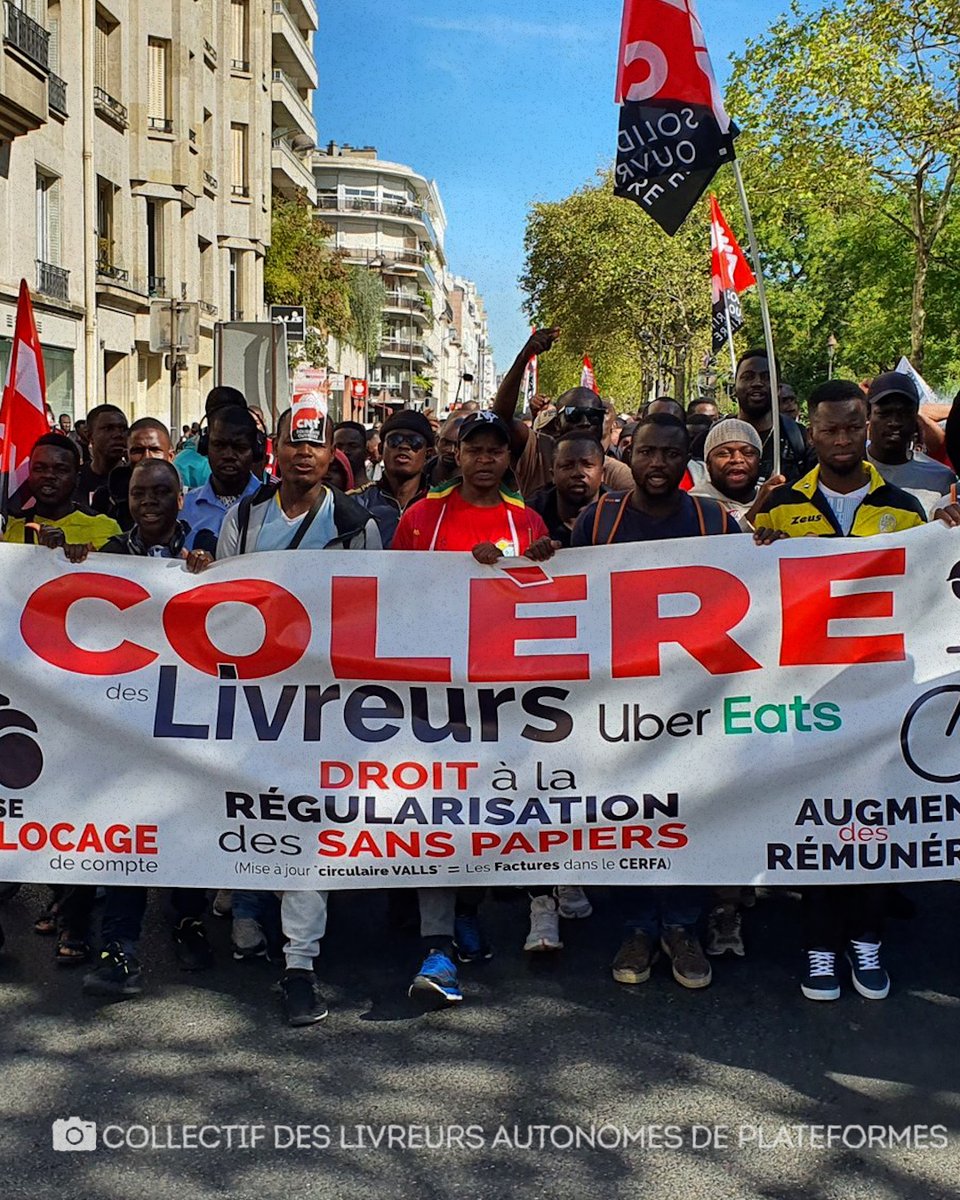 ajplusfrancais's tweet photo. Des centaines de livreurs Uber Eats ont manifesté aujourd’hui à Paris pour protester contre les désactivations abusives de comptes et pour réclamer la régularisation de leur situation. La plateforme a récemment suspendu 2500 comptes de livreurs “identifiés comme frauduleux”. https://t.co/S8F5EnMGLp