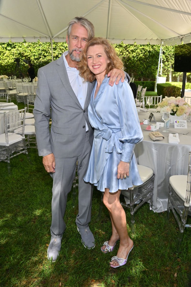 MireilleEnosCom's tweet photo. 📸 Mireille Enos and Alan Ruck at the Creative Coalition Television Humanitarian Awards (September 11, 2022) https://t.co/RNiLGLQnQY