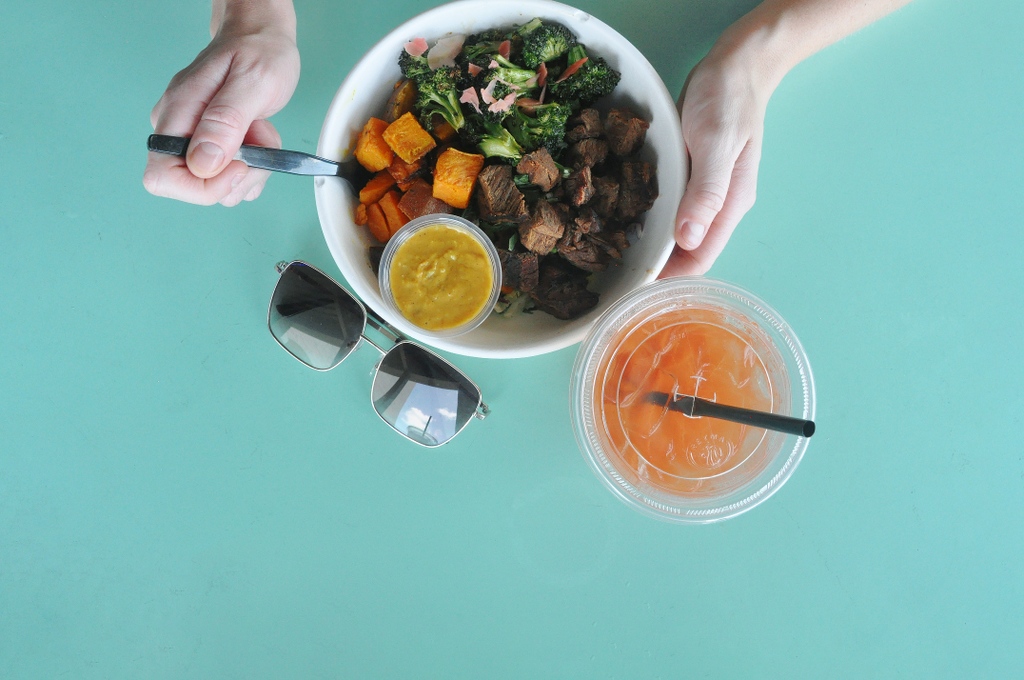 If you're ready to be in the moment, let's get fresh. Start your week off with a customized bowl of all your favorites. 😉

#mahanafresh#healthyeating#vegan#glutenfree#fresh
#adventure#bodyandsoul#veggies