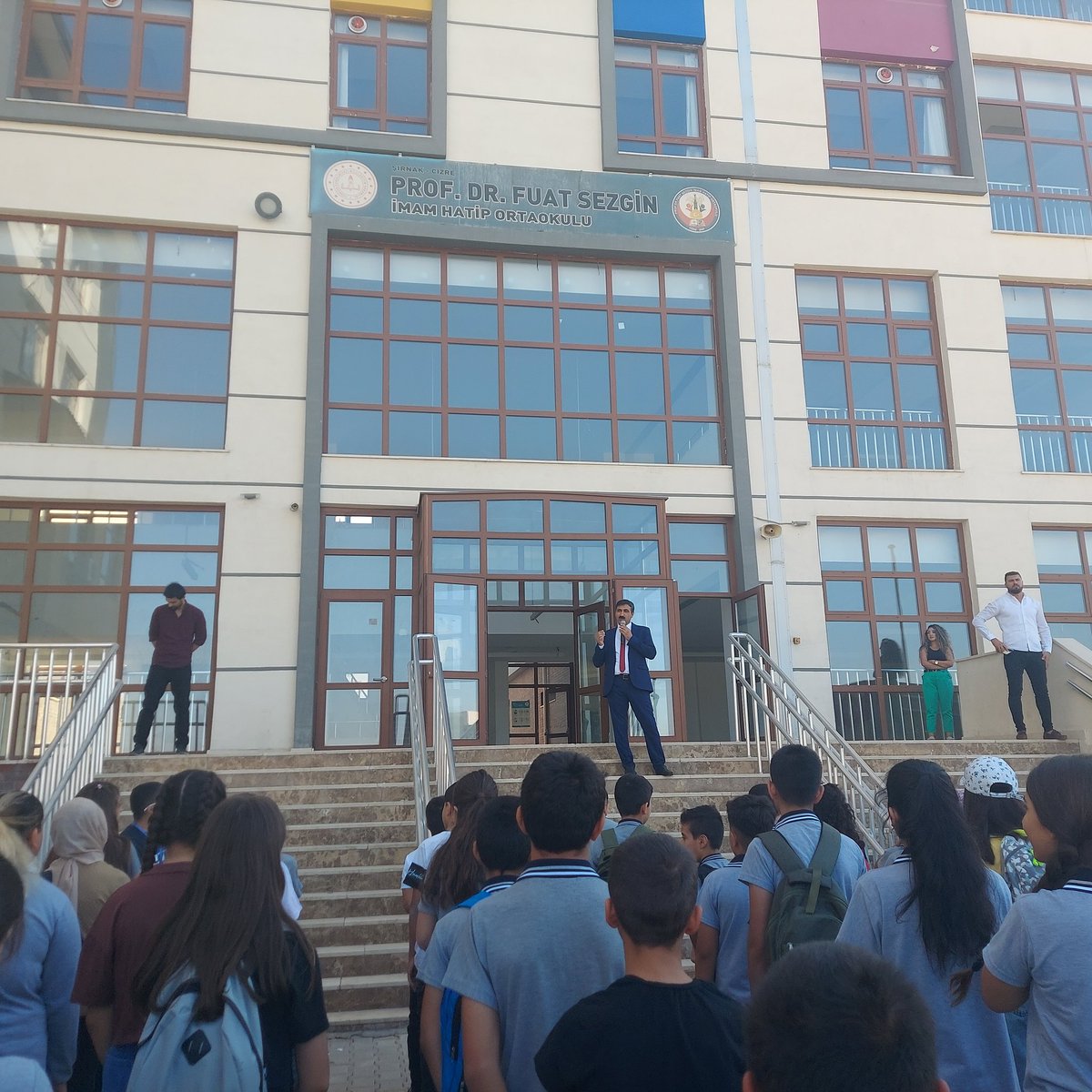 Yeni eğitim ve öğretim yılı bugün itibariyle başladı.Tüm öğrenci,öğretmenlerimize başarılar diliyoruz.🥳 <a href="/tcmeb/">Millî Eğitim Bakanlığı</a> <a href="/CizreMem/">Cizre İlçe Millî Eğitim Müdürlüğü</a> <a href="/sahan_ike/">Şahan İKE</a> <a href="/sirnakmem73/">Şırnak İl Millî Eğitim Müdürlüğü</a> <a href="/kadribeylen/">Kadri Beylen</a>