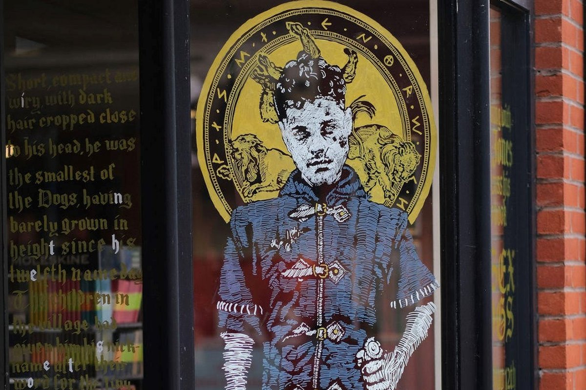 8 bookshop windows are adorned with striking murals of a series of characters from <a href="/dgjones/">Dan Jones</a>' historical fiction debut #EssexDogs.
Click to find out where you can glimpse the characters before meeting them when the book is released on Thursday:
lovereading.co.uk/blog/incredibl…
<a href="/HoZ_Books/">Head of Zeus</a>