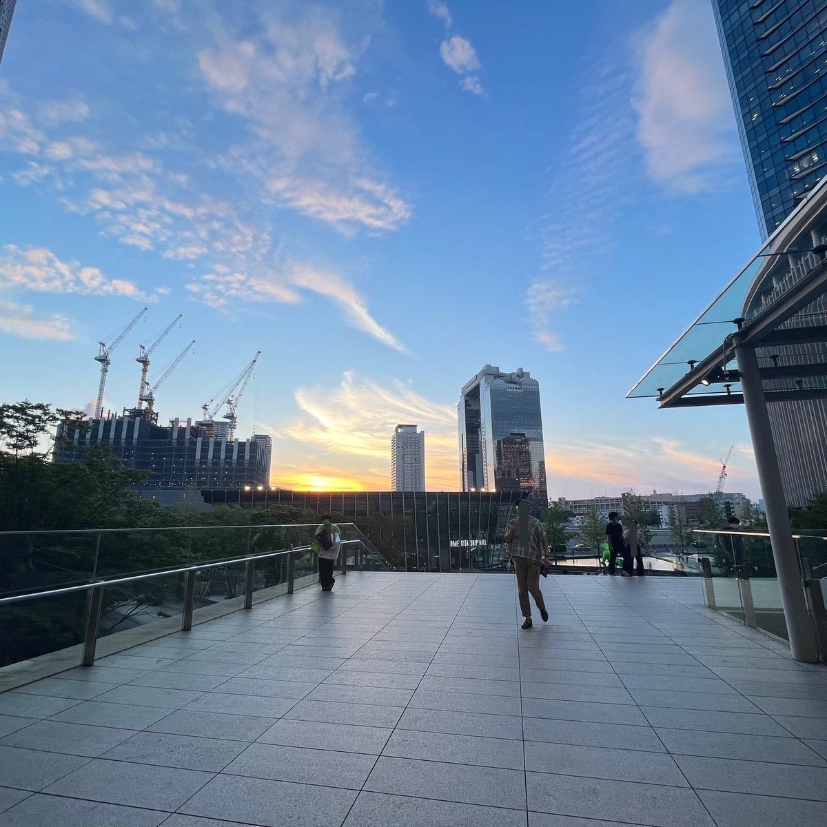 fukkebain's tweet photo. 今日の梅田 https://t.co/dfRqRHJ3RZ