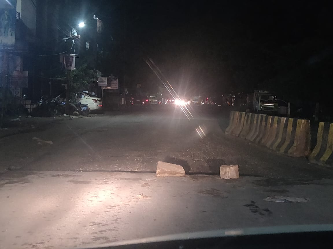 #SOS AOC Center, Gough road, &amp; Ordnance road has  Dangerous Potholes, prone to accidents with no street lights even during these rainy conditions.
 
I appeal to Hon'ble @DrTamilisaiGuv &amp; <a href="/rashtrapatibhvn/">President of India</a> pls instruct <a href="/adgpi/">ADG PI - INDIAN ARMY</a> to fix the roads asap &amp; save ppl from accidents.!