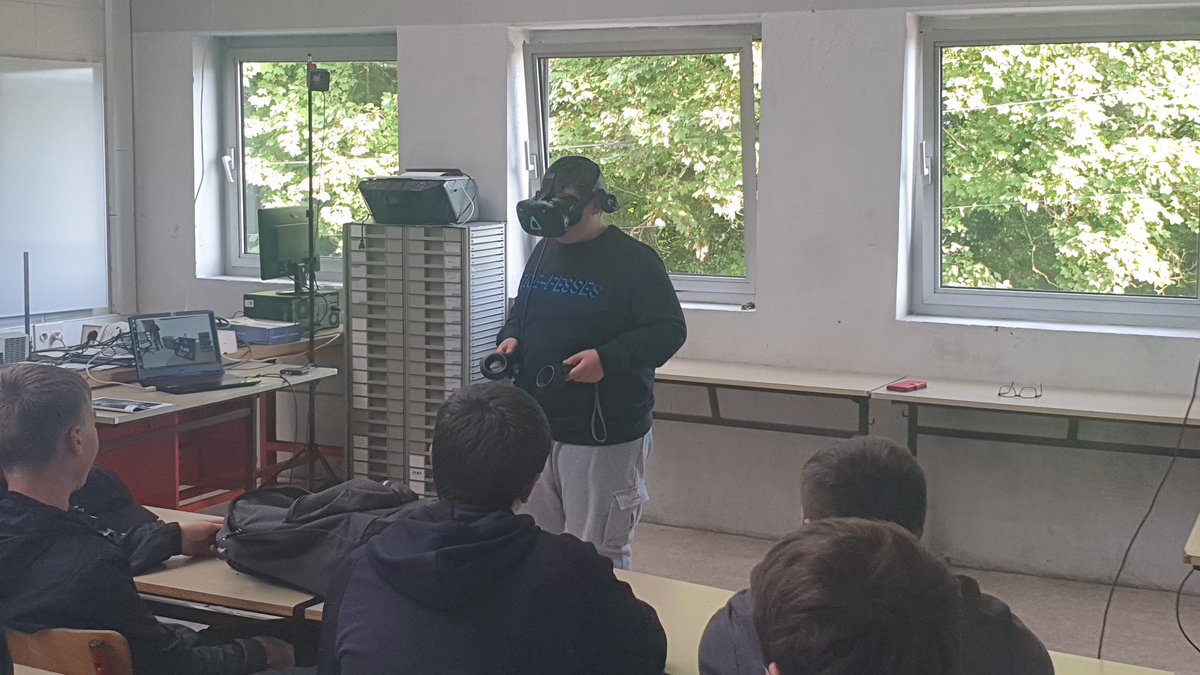 BOSS27560's tweet photo. Les élèves de seconde Réalisation  d'Ensembles Mécaniques Industriels utilisent la réalité virtuelle pour appréhender le métier de chaudronnier et Usiner dans le cadre de la semaine d'insertion au lycée Clément Ader https://t.co/M7KwFN3iNk