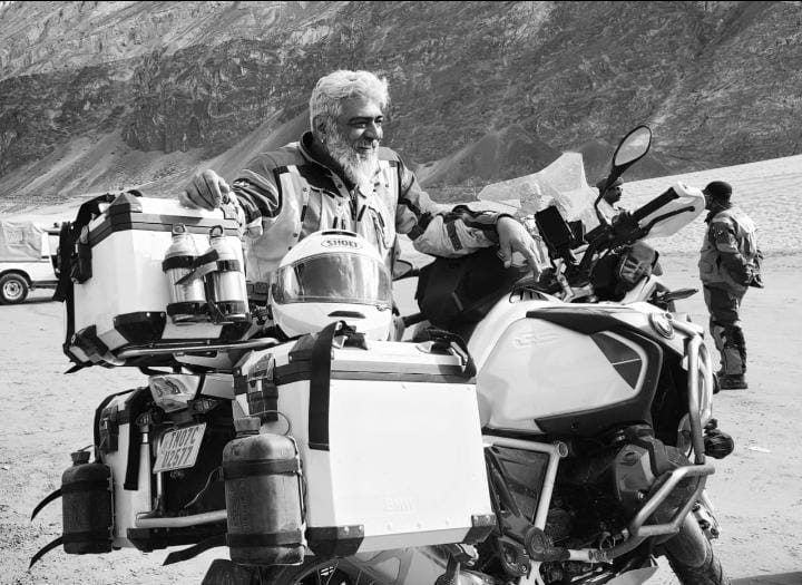 Aswin46199817's tweet photo. Monochromatic magic ft. #AK ! 🖤🤍

#Ajithkumar𓃵 #AK #Ajith #AK61 #AK62
Classy💙                    Swaagy🥵💥 https://t.co/xDDtkKt5Z4