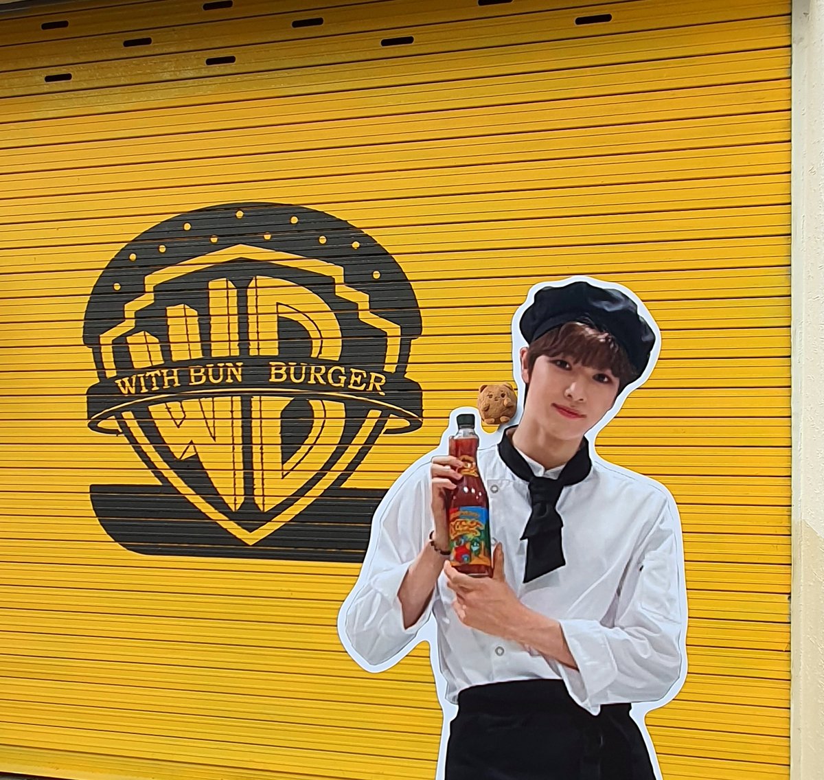 jongin_88_kai's tweet photo. 민트가 열심히 준비한 위드찬🍔✨️
인테리어도 다 넘 귀엽고 거기다가 햄버거까지 짱마시써ㅓㅓ
성찬군 생일축하햐요~°🎂🎉
#자_찍어_치즈버거
#I_WANTANDLOVEYOU_MORE https://t.co/oUrySAizER