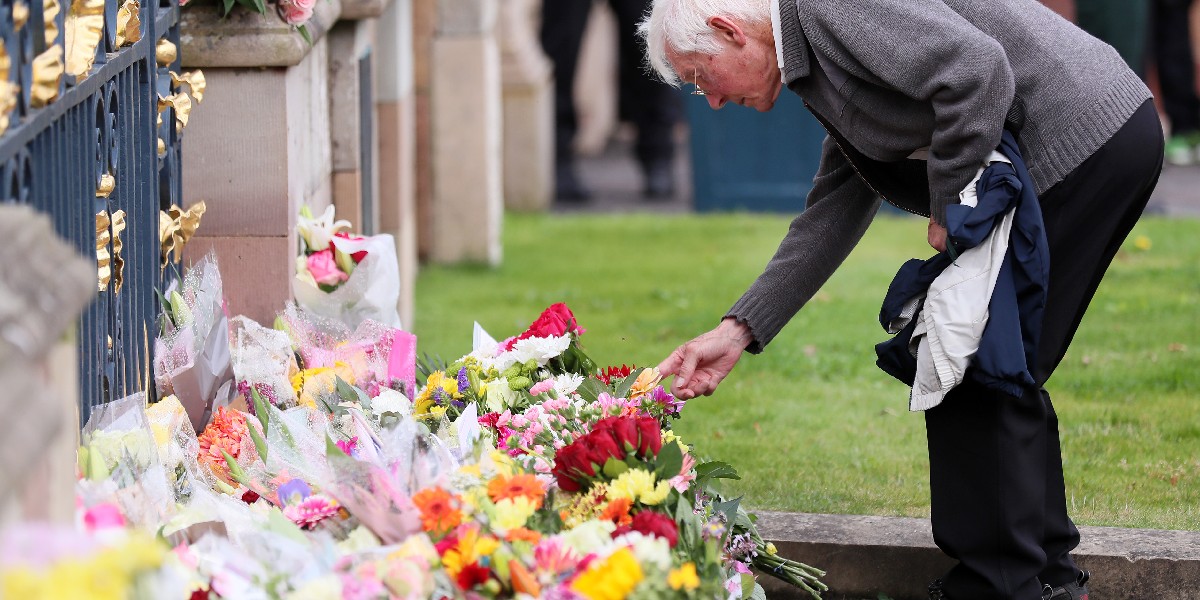 Many tributes have been left at our palaces as a mark of respect following the death of Her Majesty, Queen Elizabeth II. If you would like to bring a tribute there are dedicated areas at all our palaces. For @HillsCastle travel: fal.cn/3rMYp 📷 1&4 @NIOgov, Press Eye