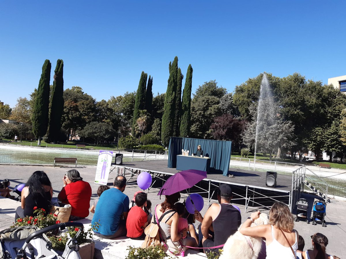 Muchas gracias a Hilando Títeres por el maravilloso espectáculo de ayer. Mañana repetirán con "Alicia en el País de las Maravillas". Os recordamos que si llueve haremos el evento en el Salón de Actos de la Concejalía de Igualdad a las 17h. Os esperamos.