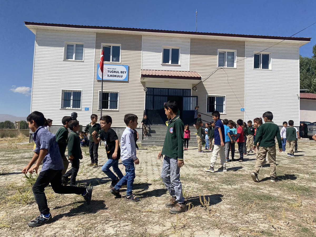 BeyAhlat's tweet photo. 2022-2023 Eğitim-Öğretim yılının ilk ders zilini 1.sınıfa başlayan yeni misafirlerimiz ile karşıladık. 
Bu yeni yılın öğrencilerimize ,öğretmenlerimize ve velilerimize hayırlı olmasını diliyoruz. 
🔔🔔📝 https://t.co/mlyIqHQrH5
