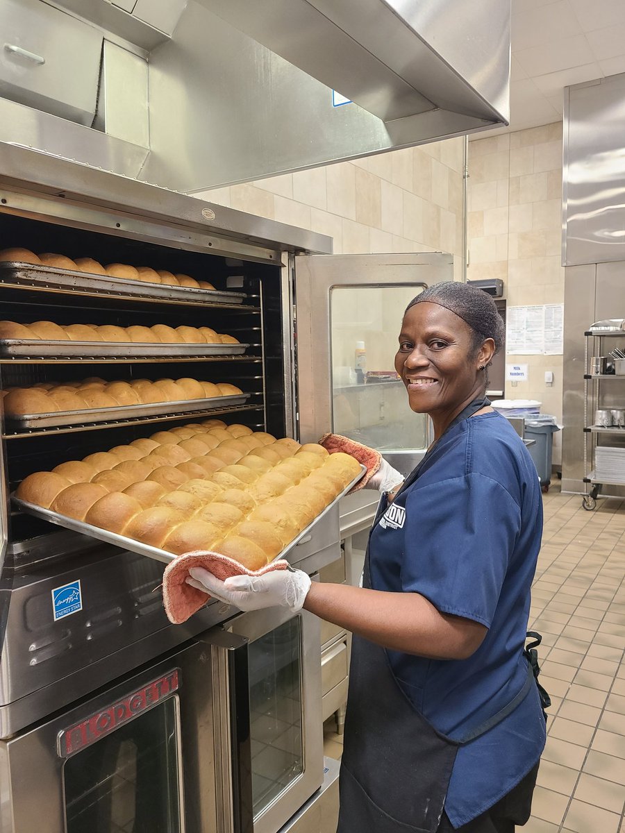 BurlesonCNS's tweet photo. Scratch made hot rolls fresh out of the oven at @CHSSpartans. Thank you Miss Johane for all your hard work💙🍽🥛 All campuses feature scratch made rolls, check your menu for dates. 🥰 https://t.co/JGxSqVPYos