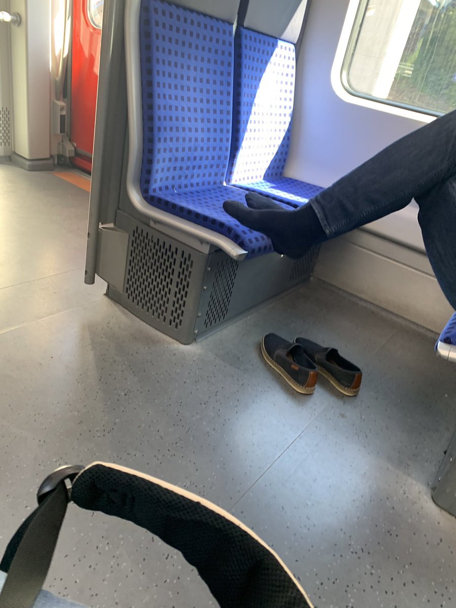 Marieeesche's tweet photo. Für meinen Geschmack machen es sich manche zu gemütlich in der S-Bahn 🙄 https://t.co/EPQqAexEWi