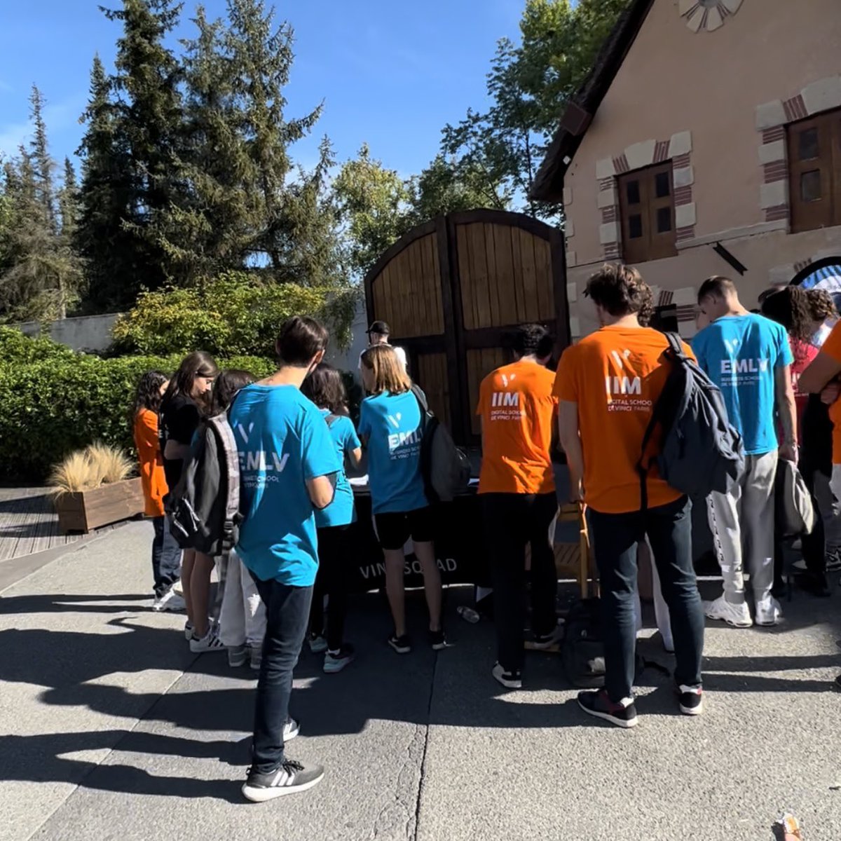 nlidija's tweet photo. Aujourd’hui, c’est la journée d’intégration des étudiants de nos 3 écoles @IIMparis @ESILVparis @EMLVparis du @poledevinci ! Le @ParcAsterix privatisé, 53 stands associatifs, des challenges et de la bonne humeur étaient au rendez-vous! https://t.co/k9vONjnDcA