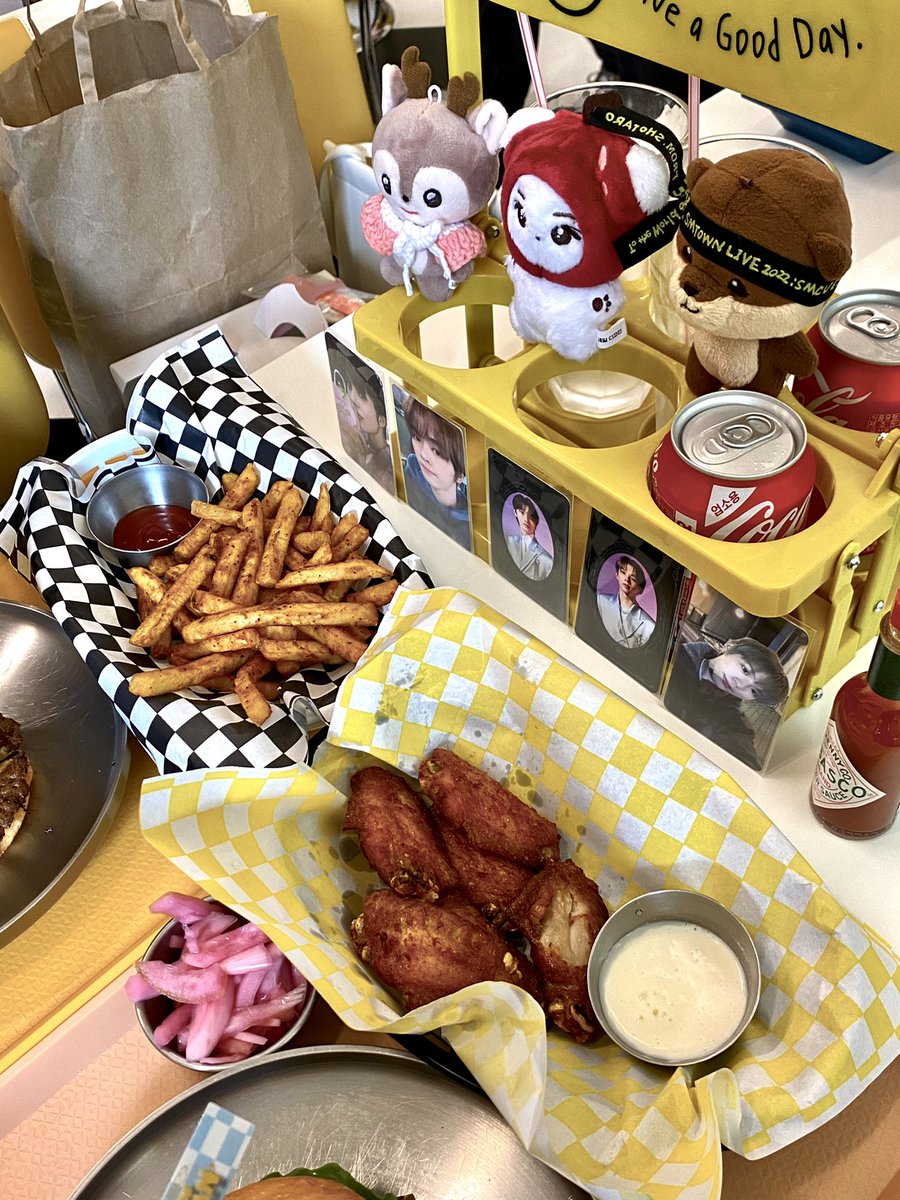 S2_he2's tweet photo. "이게 너네들 밥이닝?!"
    ㄴ네, 개존맛탱이엿습니다. 
          특전도 너무 이뻣어요ㅜㅜ !!

#자_찍어_치즈버거
#I_WANTANDLOVEYOU_MORE https://t.co/nJyBJgmIN0
