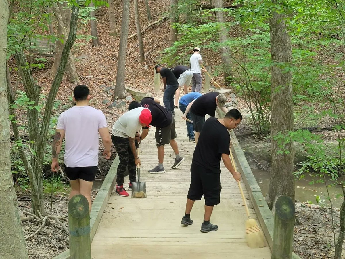 NCOAEustis's tweet photo. Student and Cadre at the USAACE NCOA-Eustis volunteer during their weekend to help clean the Regulation Nature Trail on Fort Eustis keeping the trails clean and safe for community use.
#Thisismysquad
#ForgedtoLead
#USAACE
#PeopleFirst https://t.co/8HVH4ugle7